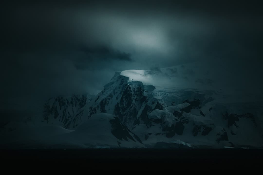 摄影师拍摄夜幕下的北京 灯亮起的一刻太惊艳了！